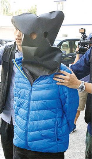 新界北總區刑事部搗破網上援交平台,被捕男主腦被黑布蒙頭、鎖上手銬押返警署扣查。(伍浦鋒攝)警方檢獲的證物中,包括一輛俗稱「細牛」的名貴超級跑車林寶堅尼。(伍浦鋒攝)警方展示行動中檢獲的證物,包括現金、電腦、智能手機及銀行卡等。(伍浦鋒攝) 新界北總區刑事部搗破網上援交平台,被捕男主腦被黑布蒙頭、鎖上手銬押返警署扣查。(伍浦鋒攝)警方檢獲的證物中,包括一輛俗稱「細牛」的名貴超級跑車林寶堅尼。(伍浦鋒攝)警方展示行動中檢獲的證物,包括現金、電腦、智能手機及銀行卡等。(伍浦鋒攝)