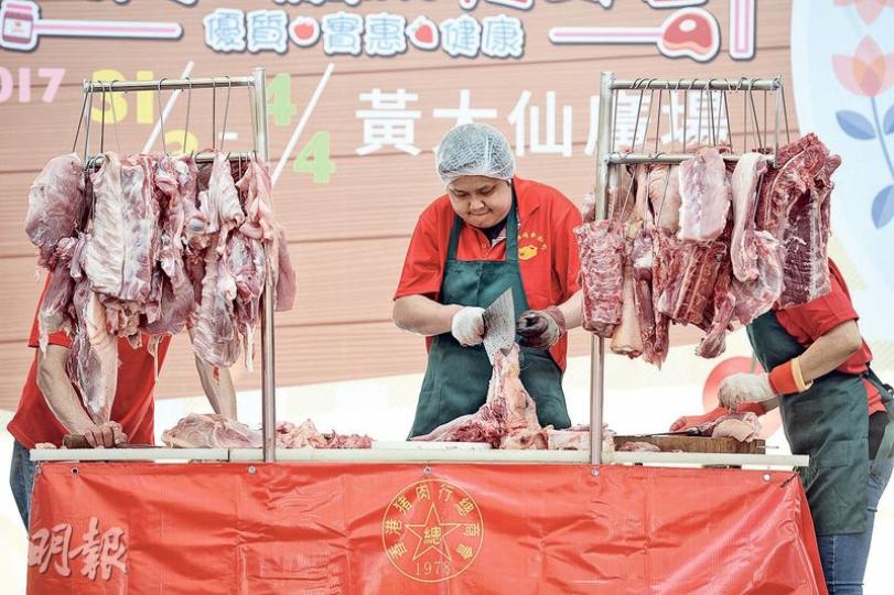 香港食品業總會於黃大仙廣場舉辦一連5日的「黃大仙繽紛美食墟」,昨日現場有豬肉切割示範,並向觀眾派發逾100份豬肉。(鍾林枝攝) 香港食品業總會於黃大仙廣場舉辦一連5日的「黃大仙繽紛美食墟」,昨日現場有豬肉切割示範,並向觀眾派發逾100份豬肉。(鍾林枝攝)