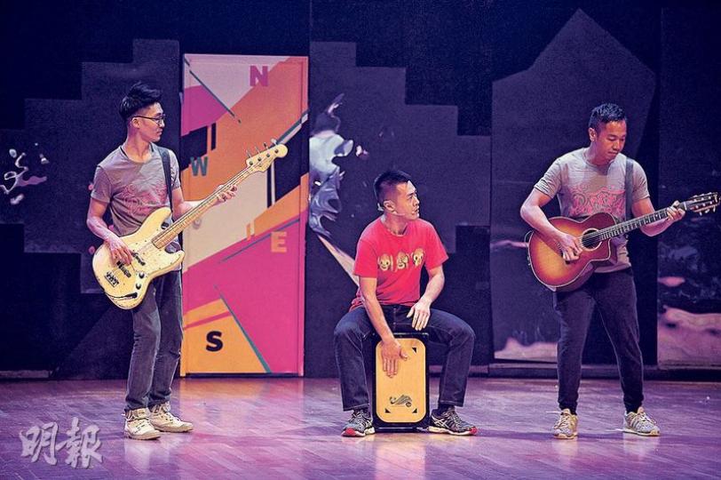 劉鳴煒(中)噚日喺協青社街舞劇中表演木箱鼓,同年輕人夾band奏樂。(蘇智鑫攝) 劉鳴煒(中)噚日喺協青社街舞劇中表演木箱鼓,同年輕人夾band奏樂。(蘇智鑫攝)