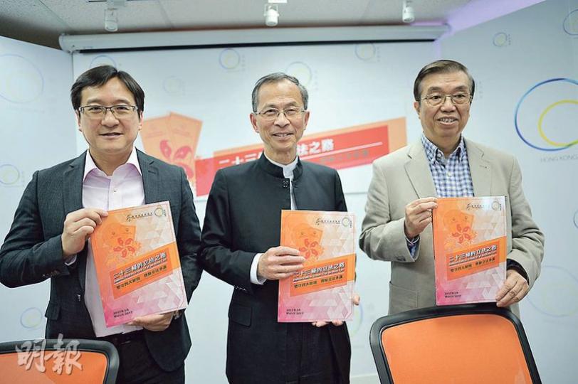 立法會前主席曾鈺成(中)昨以「香港願景」召集人身分發表《基本法》23條立法建議,對於候任特首林鄭月娥民望較低會否不利推行立法,他認為若林太能在任內推動立法,將有利其民望,因這顯示她有解決問題和凝聚社會共識的能力。左為香港願景名譽研究員陳澤銘,右為香港願景計劃執行及研究總監馮可強。(蘇智鑫攝) 立法會前主席曾鈺成(中)昨以「香港願景」召集人身分發表《基本法》23條立法建議,對於候任特首林鄭月娥民望較低會否不利推行立法,他認為若林太能在任內推動立法,將有利其民望,因這顯示她有解決問題和凝聚社會共識的能力。左為香港願景名譽研究員陳澤銘,右為香港願景計劃執行及研究總監馮可強。(蘇智鑫攝)