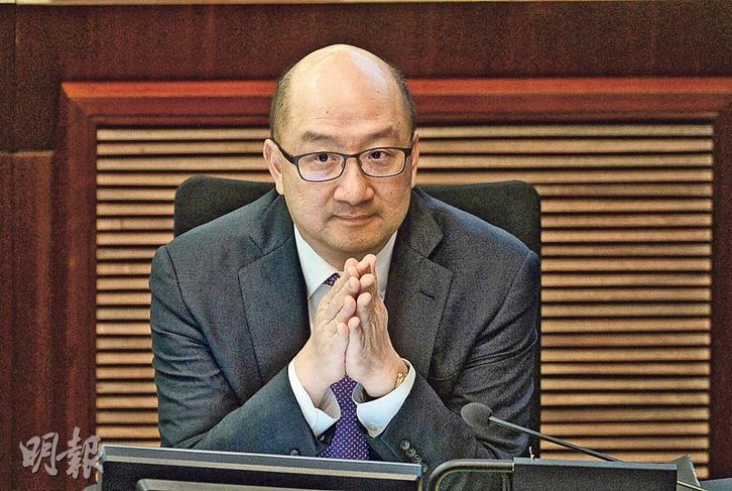 政務及內地事務局長譚志源昨表示，相信選舉事務處已深刻汲取手提電腦失竊事件的教訓，日後若未有普選時，是否可以只用選委資料，「我相信他們（處方）很明白清楚這件事」。（鍾林枝攝）選舉事務處總選舉事務主任黃思文（圖）昨為電腦失竊事件解畫，承認經初步檢視，認為以全港選民資料系統作核實特首選舉選委資格是「不適宜」。（鍾林枝攝）