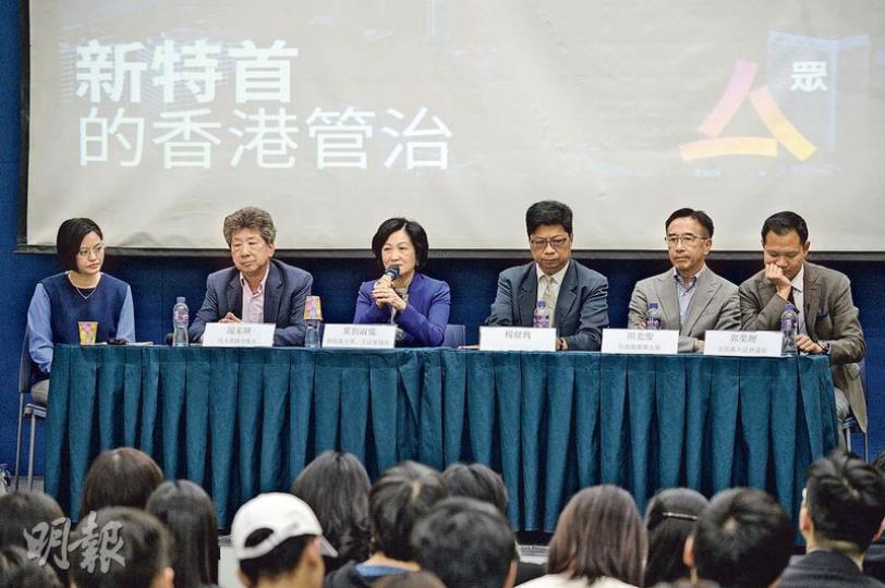 新民黨主席葉淑儀（左三）昨出席《眾新聞》公開論壇，認為候任特首林鄭月娥若不能解開政治「死結」，將在推動民生經濟政策時面對不少困難。圖左二為民主思路召集人湯家驊，右二為自由黨榮譽主席田北俊，右一為公民黨立法會議員郭榮鏗。（鍾林枝攝）