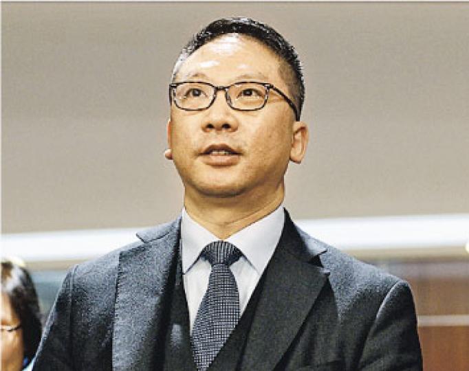 律政司長袁國強近年曾因腸部不適入院，有記者昨問他會否因健康原因不留任，他笑着反問：「你（記者）覺得我今日面色好不好？」（鍾林枝攝）