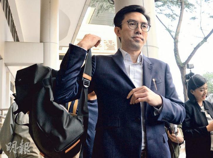 吳文遠庭外表示,市民有責任舉報高官涉貪案件,強調沒有披露案情細節,又指今次屬政治檢控,認為即使廉署調查要保密,公眾亦對調查進度有知情權。(楊柏賢攝) 吳文遠庭外表示,市民有責任舉報高官涉貪案件,強調沒有披露案情細節,又指今次屬政治檢控,認為即使廉署調查要保密,公眾亦對調查進度有知情權。(楊柏賢攝)