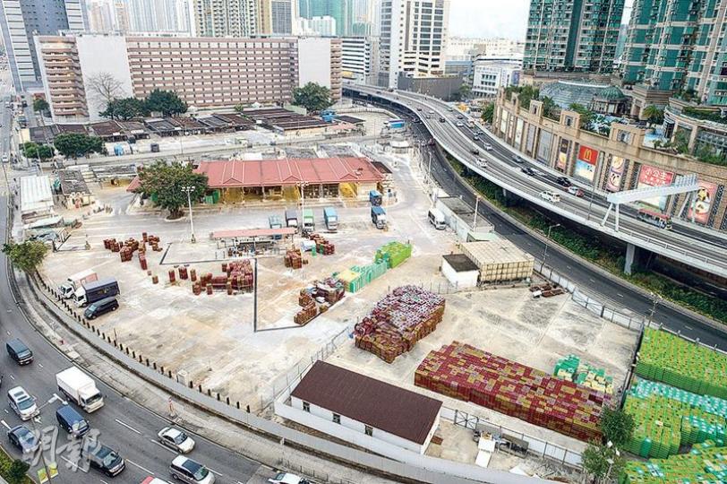 長沙灣臨時家禽批發市場（圖）佔地2.6公頃，附近有不少民居，食衛局聘請顧問所做的研究報告建議將批發市場搬離市區，以減低市民接觸潛在病毒的風險。（鍾林枝攝）
