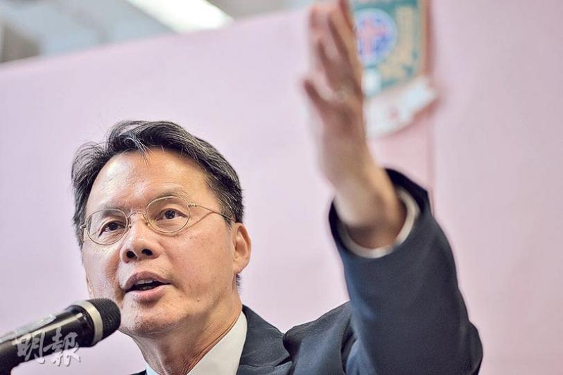 番禺會所華仁小學校長陳岡昨表示，因配合港華有意轉制直資，小學也作相關探討；如轉直資，小學每年學費約為1000元。他說收取如此低學費，是為了讓「基層學生沒那麼大壓力」。（蘇智鑫攝）