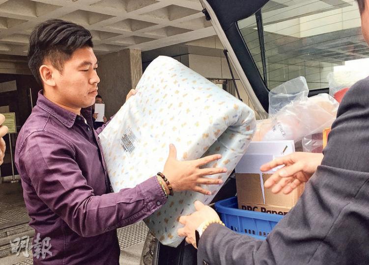 男嬰生前與被告及姨媽睡在同一房間內，被告指男嬰晚上會睡在網牀內，圖為網牀上的牀墊。（凌沛恩攝）審訊時庭上播放被告在錄影會面中，曾用玩具公仔（圖）示範虐兒過程，公仔被她「砰」一聲大力拋到牀上時，庭上不少人被嚇呆。（凌沛恩攝）
