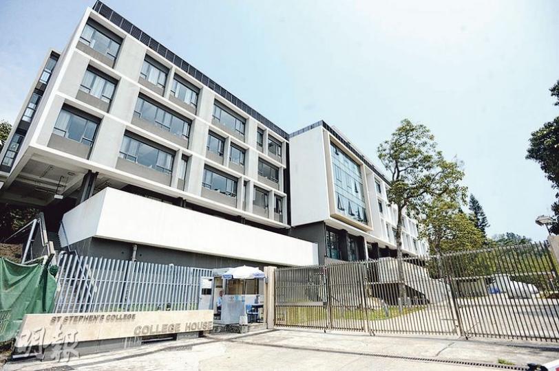 赤柱直資名校聖士提反書院揭發偷拍案，7名15歲至16歲男學生涉嫌有犯罪或不誠實意圖而取用電腦罪名被捕。（衛永康攝）
