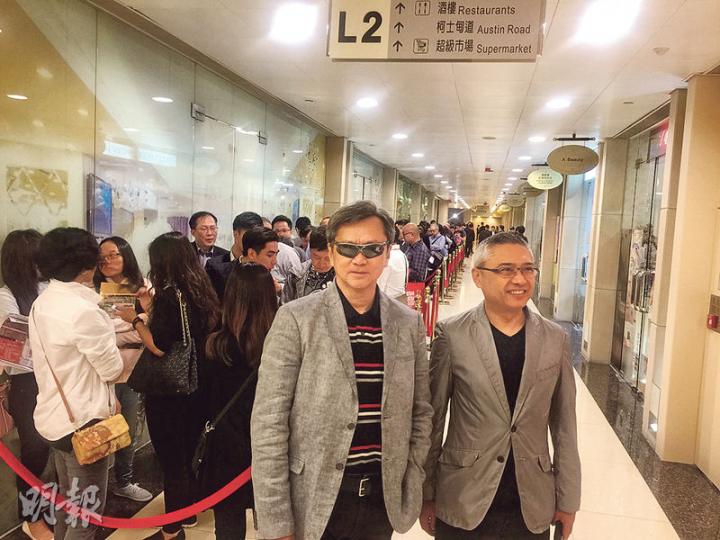 長實北角維港頌公布首推76伙後,昨開放位於尖沙嘴港景匯商場的示範單位,有不少市民到場參觀,長實執行董事趙國雄(前左)表示,滿意樓盤參觀情况。(方可兒攝) 長實北角維港頌公布首推76伙後,昨開放位於尖沙嘴港景匯商場的示範單位,有不少市民到場參觀,長實執行董事趙國雄(前左)表示,滿意樓盤參觀情况。(方可兒攝)