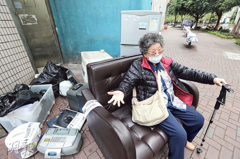 85歲公屋住戶陳婆婆於美國探親期間跌傷未能及時回港,因無持續居於其公屋單位被收屋,她雖呈上醫生證明和承諾會交出單位,仍被房署職員破門清空單位,回港後只剩下18件家具和物品。(郭慶輝攝) 85歲公屋住戶陳婆婆於美國探親期間跌傷未能及時回港,因無持續居於其公屋單位被收屋,她雖呈上醫生證明和承諾會交出單位,仍被房署職員破門清空單位,回港後只剩下18件家具和物品。(郭慶輝攝)