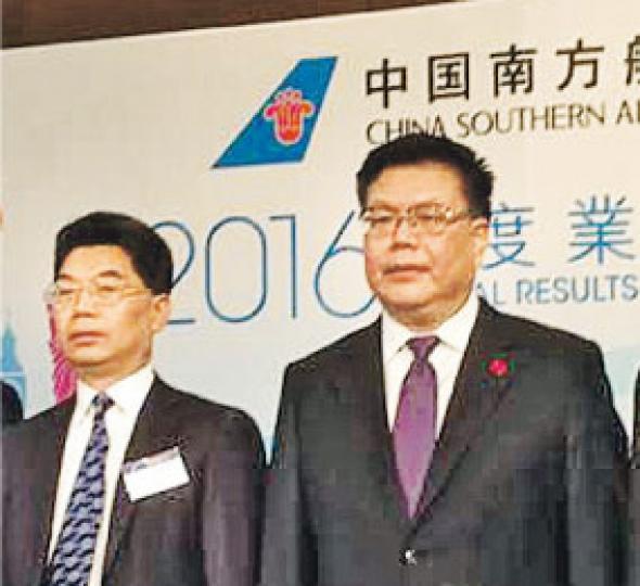 南方航空董事長王昌順(右)於業績發布會上表示,與美國航空在航線發展及經營方面有合作空間。左為財務總監肖立新。(余慕恩攝) 南方航空董事長王昌順(右)於業績發布會上表示,與美國航空在航線發展及經營方面有合作空間。左為財務總監肖立新。(余慕恩攝)