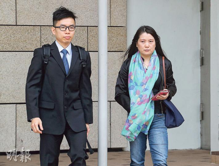 事主妻子黃惠珍(右)昨於庭上質問安排事主覆診的醫生郭志恆(左)做事疏忽,令到事主未獲5月7日的覆診紙,又稱郭「無關心每一個病人」。圖為兩人離開法庭時剛巧相遇。(李紹昌攝)事主生前到急症室求診時的主診醫生黎啟業(圖)供稱,急症室不適合為事主抽血化驗。(曾駿豪攝) 事主妻子黃惠珍(右)昨於庭上質問安排事主覆診的醫生郭志恆(左)做事疏忽,令到事主未獲5月7日的覆診紙,又稱郭「無關心每一個病人」。圖為兩人離開法庭時剛巧相遇。(李紹昌攝)事主生前到急症室求診時的主診醫生黎啟業(圖)供稱,急症室不適合為事主抽血化驗。(曾駿豪攝)