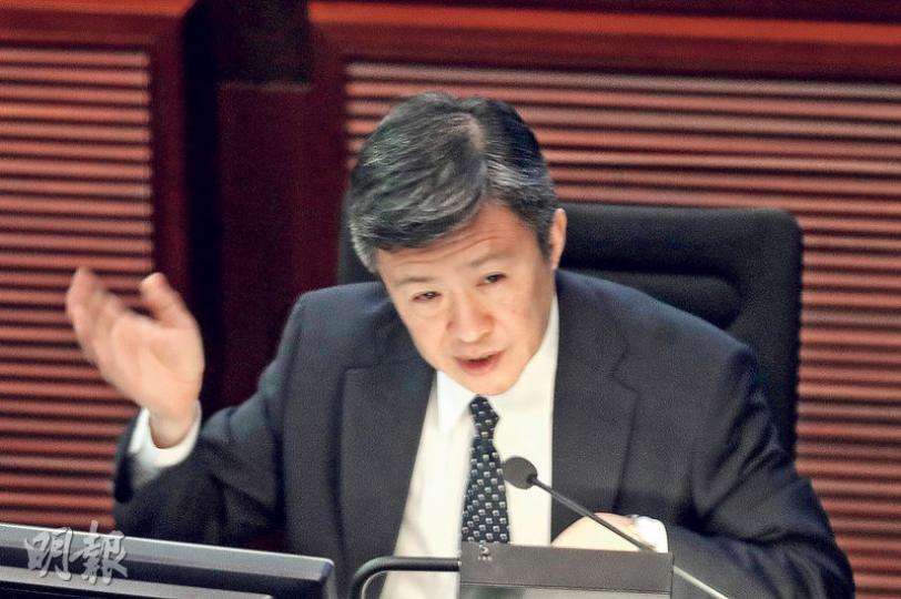 廉政專員白韞六噚日出席立法會回應有關廉署開支嘅質詢,離開時被問到會否留任下屆時無回應。(郭慶輝攝) 廉政專員白韞六噚日出席立法會回應有關廉署開支嘅質詢,離開時被問到會否留任下屆時無回應。(郭慶輝攝)