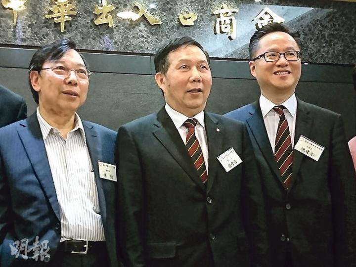 中華出入口商會未來數月會預留800萬元,舉辦5場慶回歸活動,秘書長陳勁(左)話希望香港年輕人多啲認識內地,把握發展機會。圖中為商會會長張學修,右為副會長陳建年。(梁智康攝) 中華出入口商會未來數月會預留800萬元,舉辦5場慶回歸活動,秘書長陳勁(左)話希望香港年輕人多啲認識內地,把握發展機會。圖中為商會會長張學修,右為副會長陳建年。(梁智康攝)