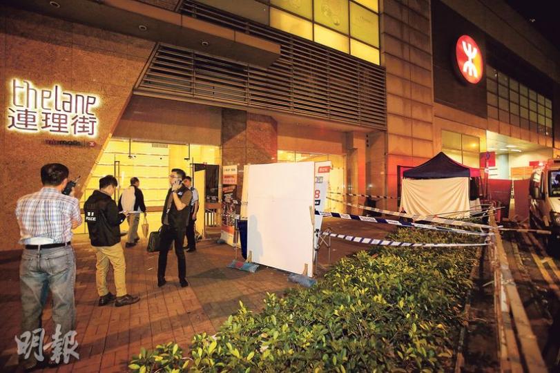 在港鐵坑口站上蓋的蔚藍灣畔居住的一名45歲母親,疑因與丈夫感情生變跳樓輕生,其10歲女兒與她同墮樓,兩人跌在坑口站外對出行人路,警方接報到場調查,以圍板圍封現場。(林智傑攝) 在港鐵坑口站上蓋的蔚藍灣畔居住的一名45歲母親,疑因與丈夫感情生變跳樓輕生,其10歲女兒與她同墮樓,兩人跌在坑口站外對出行人路,警方接報到場調查,以圍板圍封現場。(林智傑攝)