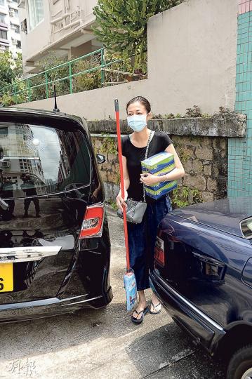 昨天吳綺莉駕車外出購買日用品後回家,身邊仍未見卓林,難怪眼神憂鬱。(攝影/記者:劉永銳) 昨天吳綺莉駕車外出購買日用品後回家,身邊仍未見卓林,難怪眼神憂鬱。(攝影/記者:劉永銳)