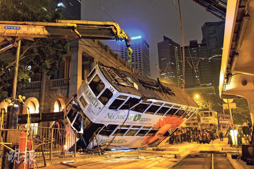 中環昨凌晨電車翻車意外造成11人送院,其中兩人傷勢嚴重昨日留院。意外後大型吊臂吊起肇事電車(圖),送往電車廠詳細檢查。(蔡方山攝)電車車長(中)涉嫌危險駕駛導致他人身體嚴重受傷被捕,已獲准保釋候查。(蔡方山攝) 中環昨凌晨電車翻車意外造成11人送院,其中兩人傷勢嚴重昨日留院。意外後大型吊臂吊起肇事電車(圖),送往電車廠詳細檢查。(蔡方山攝)電車車長(中)涉嫌危險駕駛導致他人身體嚴重受傷被捕,已獲准保釋候查。(蔡方山攝)