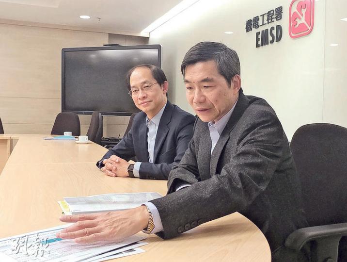 機電工程署助理署長(鐵路)梁建民(右)表示,港鐵購入的9列高鐵列車將於今年內全數到港,目前已有兩列列車到港及測試。左為機電署總工程師馮國輝。(黃俊鋒攝) 機電工程署助理署長(鐵路)梁建民(右)表示,港鐵購入的9列高鐵列車將於今年內全數到港,目前已有兩列列車到港及測試。左為機電署總工程師馮國輝。(黃俊鋒攝)