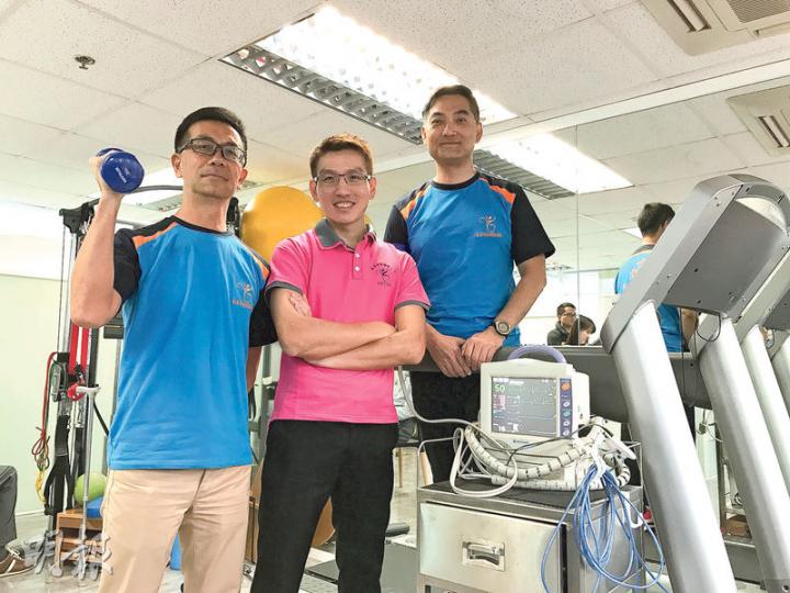 香港移植運動協會激勵再生大使、物理治療師吳俊霆(中)攀山經驗豐富,下周三率領曾經換腎的陳國明(左)及黃炎華(右),勇闖珠穆朗瑪峰基地營,料需時8至10日抵達基地營。吳事前已為兩人講解旅程可能遇高山症等問題,亦有跑步訓練。(邱雅錡攝) 香港移植運動協會激勵再生大使、物理治療師吳俊霆(中)攀山經驗豐富,下周三率領曾經換腎的陳國明(左)及黃炎華(右),勇闖珠穆朗瑪峰基地營,料需時8至10日抵達基地營。吳事前已為兩人講解旅程可能遇高山症等問題,亦有跑步訓練。(邱雅錡攝)