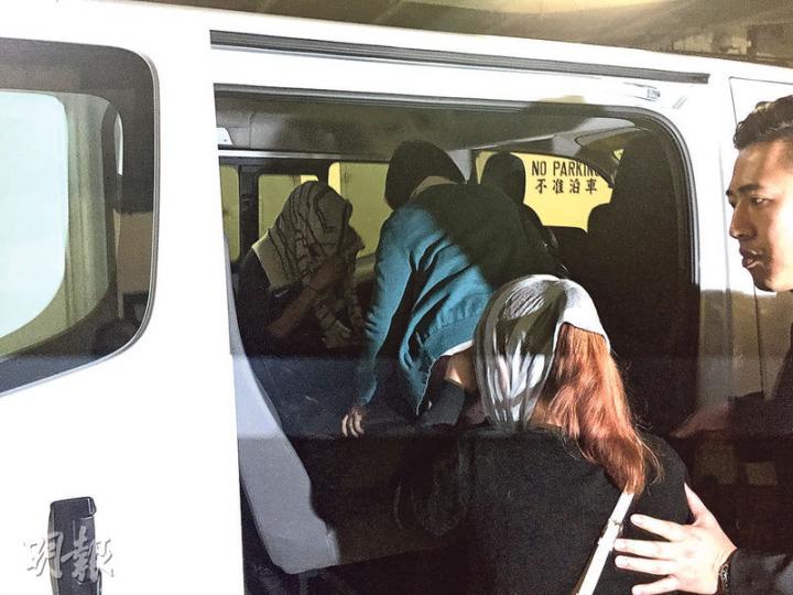 女事主冼麗珊(車內最入蒙頭女子)稱想與被告結婚生仔,故借錢予被告「填氹」免其失業。(凌沛恩攝) 女事主冼麗珊(車內最入蒙頭女子)稱想與被告結婚生仔,故借錢予被告「填氹」免其失業。(凌沛恩攝)
