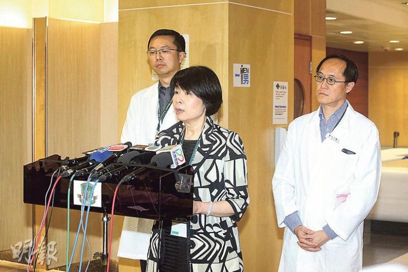 瑪嘉烈醫院昨日發生輸錯血事故,該院行政總監董秀英(中)指出,院方會成立小組調查事件,料6至8星期有結果。旁為該院內科及老人科部門主管羅振邦(右)及血液學顧問醫生黃立己(左)。(伍浦鋒攝) 瑪嘉烈醫院昨日發生輸錯血事故,該院行政總監董秀英(中)指出,院方會成立小組調查事件,料6至8星期有結果。旁為該院內科及老人科部門主管羅振邦(右)及血液學顧問醫生黃立己(左)。(伍浦鋒攝)