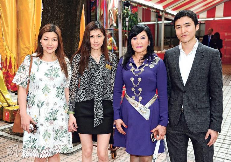 蔡加怡(左二)有媽咪蔡李惠莉(右二)、家姐蔡加敏(左一)及弟弟蔡加讚(右一)現身支持,老公與父親則有工作在身未能出席。(攝影/記者:陳釗)何猷啓(右二)成為東華總理,獲媽咪陳婉珍(左二)、兩位家姐超雲(左一)及超蓮(右一)到場支持,其中超蓮以一身潮爆睡衣Look現身。(攝影/記者:陳釗) 蔡加怡(左二)有媽咪蔡李惠莉(右二)、家姐蔡加敏(左一)及弟弟蔡加讚(右一)現身支持,老公與父親則有工作在身未能出席。(攝影/記者:陳釗)何猷啓(右二)成為東華總理,獲媽咪陳婉珍(左二)、兩位家姐超雲(左一)及超蓮(右一)到場支持,其中超蓮以一身潮爆睡衣Look現身。(攝影/記者:陳釗)