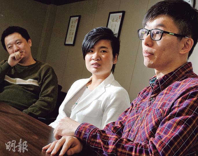 21歲的Nelson(右)和31歲的Ethel(中)近年成為撒瑪利亞防止自殺會的真心話室義工,在公餘時間與有情緒困擾或有自殺危機的人傾談。兩人希望憑過往受情緒困擾的經歷,幫助更多有需要的同路人,讓他們知道在人生路上並不孤單。左為撒瑪利亞防止自殺會的自殺危機處理中心危機輔導員李尚謙。(劉焌陶攝) 21歲的Nelson(右)和31歲的Ethel(中)近年成為撒瑪利亞防止自殺會的真心話室義工,在公餘時間與有情緒困擾或有自殺危機的人傾談。兩人希望憑過往受情緒困擾的經歷,幫助更多有需要的同路人,讓他們知道在人生路上並不孤單。左為撒瑪利亞防止自殺會的自殺危機處理中心危機輔導員李尚謙。(劉焌陶攝)