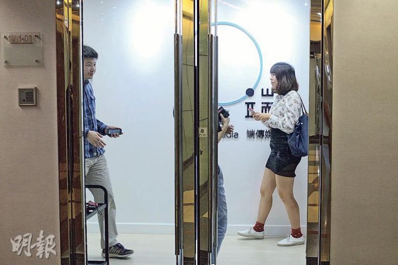 有消息指出,網上新聞媒體「端傳媒」昨日開始裁員,並已向部分員工派發1個月的離職通知,公司氣氛十分平靜。(楊柏賢攝) 有消息指出,網上新聞媒體「端傳媒」昨日開始裁員,並已向部分員工派發1個月的離職通知,公司氣氛十分平靜。(楊柏賢攝)