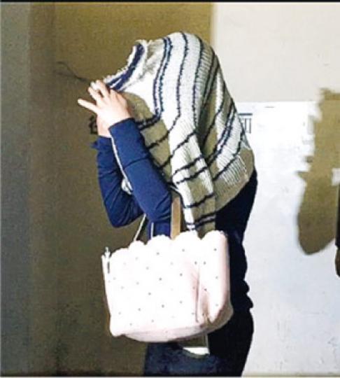 女事主冼麗珊(圖)指出,若當時知被告並非「未婚室內設計師」,她不會借錢及投資。她昨日由男警護送,步行12層樓梯後由警方車輛送走。(凌沛恩攝) 女事主冼麗珊(圖)指出,若當時知被告並非「未婚室內設計師」,她不會借錢及投資。她昨日由男警護送,步行12層樓梯後由警方車輛送走。(凌沛恩攝)