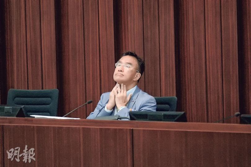 新民黨副主席田二少噚日負責主持立法會財委會,會後畀大批傳媒追問退黨傳聞,佢話「適當時候可能會有啲嘢發生」。(楊柏賢攝) 新民黨副主席田二少噚日負責主持立法會財委會,會後畀大批傳媒追問退黨傳聞,佢話「適當時候可能會有啲嘢發生」。(楊柏賢攝)