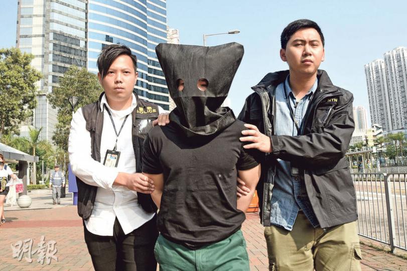 警方昨破獲跨境爆竊集團,拘捕兩港人主腦及內地「韋家幫」等3男女;現場所見姓韋匪徒(中)身材矮小,但體格壯健,警方指其動作非常敏捷及擅於攀爬。(蔡方山攝) 警方昨破獲跨境爆竊集團,拘捕兩港人主腦及內地「韋家幫」等3男女;現場所見姓韋匪徒(中)身材矮小,但體格壯健,警方指其動作非常敏捷及擅於攀爬。(蔡方山攝)