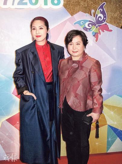 楊千嬅前晚以大使身分出席東華三院董事局就職晚宴,現場跟何超蕸合照。(攝影鎅O者﹕柯美) 楊千嬅前晚以大使身分出席東華三院董事局就職晚宴,現場跟何超蕸合照。(攝影鎅O者﹕柯美)