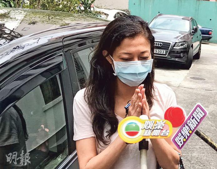 吳綺莉被記者追訪,她雙手合十說﹕「無事呀,有事我就唔喺度!」(攝影﹕娛樂組)吳綺莉到達灣仔警署想由側門進入,被警員叫她由正門入。(攝影﹕娛樂組)吳綺莉涉刑恐,昨日到警署報到及續保,5月中要再返警署報到。(攝影﹕娛樂組) 吳綺莉被記者追訪,她雙手合十說﹕「無事呀,有事我就唔喺度!」(攝影﹕娛樂組)吳綺莉到達灣仔警署想由側門進入,被警員叫她由正門入。(攝影﹕娛樂組)吳綺莉涉刑恐,昨日到警署報到及續保,5月中要再返警署報到。(攝影﹕娛樂組)