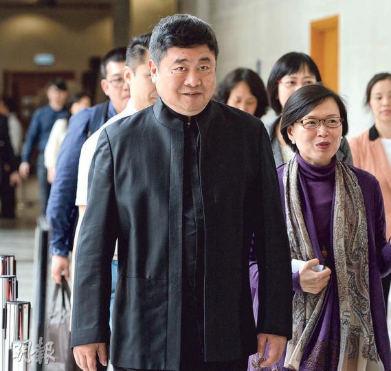 故宮博物院院長單霽翔（前左）昨在港為康文署的「故宮學堂」揭幕講座主講。他在講座後首開腔回應西九故宮文化館爭議，指在商量好後已第一時間對外公布建館消息，相信在港經過廣泛收集市民意見後，故宮館會成為市民喜歡的博物館。（劉焌陶攝）