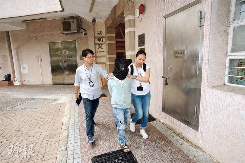 涉案被捕女騙徒由探員押返其浩明苑寓所調查。(樊銳昌攝) 涉案被捕女騙徒由探員押返其浩明苑寓所調查。(樊銳昌攝)