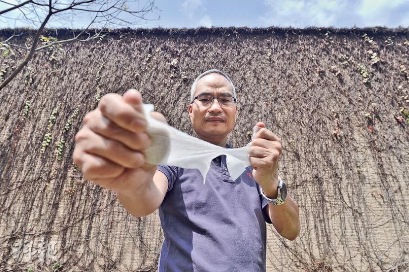 濕紙巾用途多，港人常用來處理嬰兒大小便、飯前潔手等，但有專家指大部分濕紙巾是塑膠製的「不織布」，難以被大自然降解。綠惜地球環境倡議總監朱漢強（圖）認為，港人使用濕紙巾時未有考慮背後對環境的傷害，呼籲減少使用。（馮凱鍵攝）
