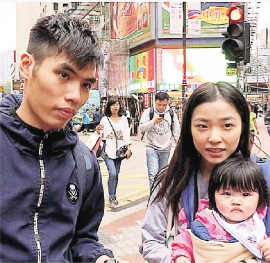 育有6個月大女兒的鄭氏夫婦稱，在街外幫女兒換尿片時常用濕紙巾，每天用10張以上。二人均以為濕紙巾以棉製，當得知部分濕紙巾是塑膠製的不織布時，他們十分錯愕，「沒想過一直用塑膠抹落嬰兒身體上，有點不安」。二人雖認為應減用濕紙巾，但說濕紙巾非常方便，未必完全停用。（楊凱力攝）