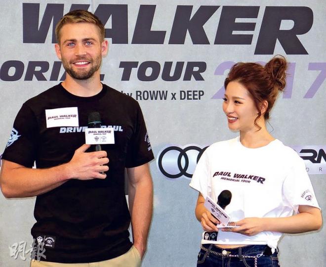 已故Paul Walker的胞弟Cody Walker昨日在港出席活動,與活動司儀何傲芝合照。(攝影鎅O者﹕林蘊兒) 已故Paul Walker的胞弟Cody Walker昨日在港出席活動,與活動司儀何傲芝合照。(攝影鎅O者﹕林蘊兒)