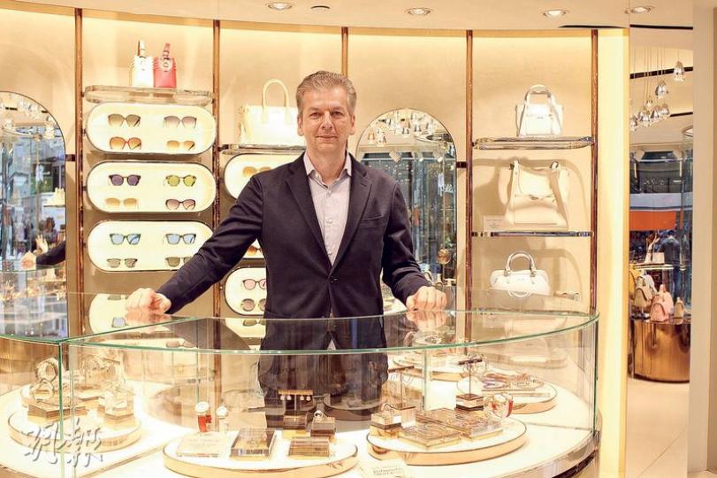 Folli Follie將其中一間舊店搬至毗鄰中環娛樂行後，Koutsolioutsos（圖）表示，租金較舊店減少近半，但店舖人流及位置改善了很多。（邱曉欣攝）