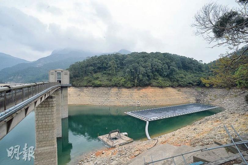 水務署試驗石壁水塘建設浮動太陽能發電場已完工，署方表示，太陽能板除了發電還有其他優點，包括減少水庫的水分蒸發，有助減少水資源浪費。（蘇智鑫攝）