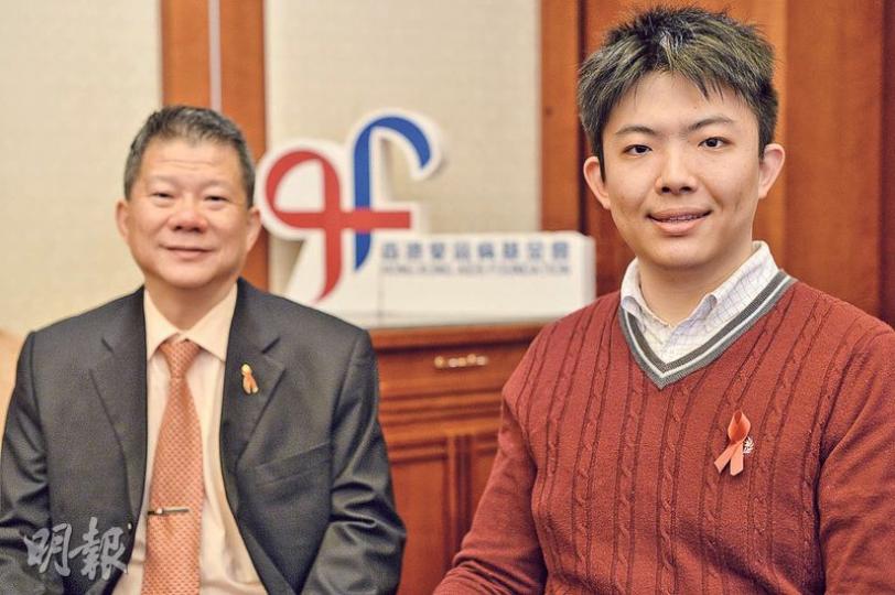 香港愛滋病基金會昨舉行義工嘉許禮，獲頒25年長期服務獎的退休公立醫院前線醫護經理麥國風（左）常利用公餘時間參與義工服務，希望以專業醫護知識及經驗幫助愛滋病病毒感染者。圖右為獲頒生力軍獎的註冊中醫師林偉青。（蘇智鑫攝）