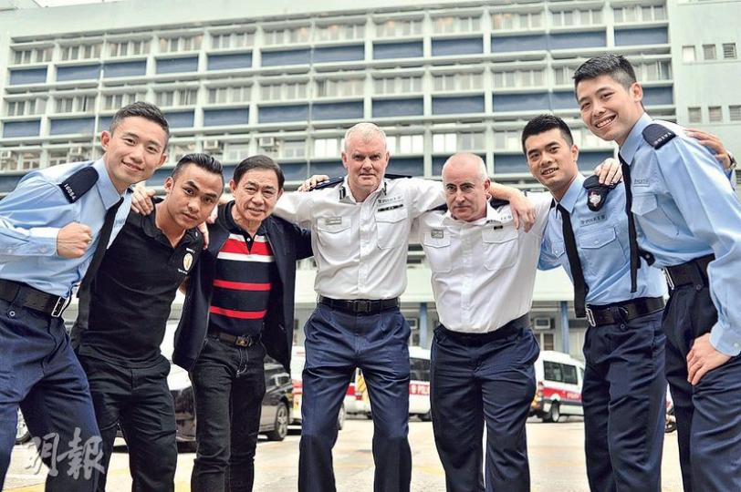 「奮進行動」除有警員吳家豪（左一）及Sures Gurung（左二）從小參加拳擊外，欖球項目成員麥季東（右一）梁景安（右二）亦因是項計劃，由頑劣學生成為警員。左三為曾任計劃的拳擊教練、退休督察吳捷斌，左四為計劃創辦人之一、總警司史勿輝，右三為現任導師、青山分區助理指揮官（行動）賈偉良。（馮凱鍵攝）