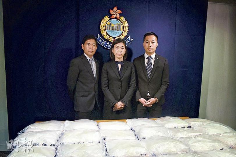 警方毒品調查科展示緝獲的可卡因，估計市值約4300萬，正調查毒品來源及售賣地點，不排除有更多涉案人被捕。（賴俊傑攝）警方毒品調查科探員將其中一名涉案男子黑布蒙頭，帶返警署扣留調查。（賴俊傑攝）