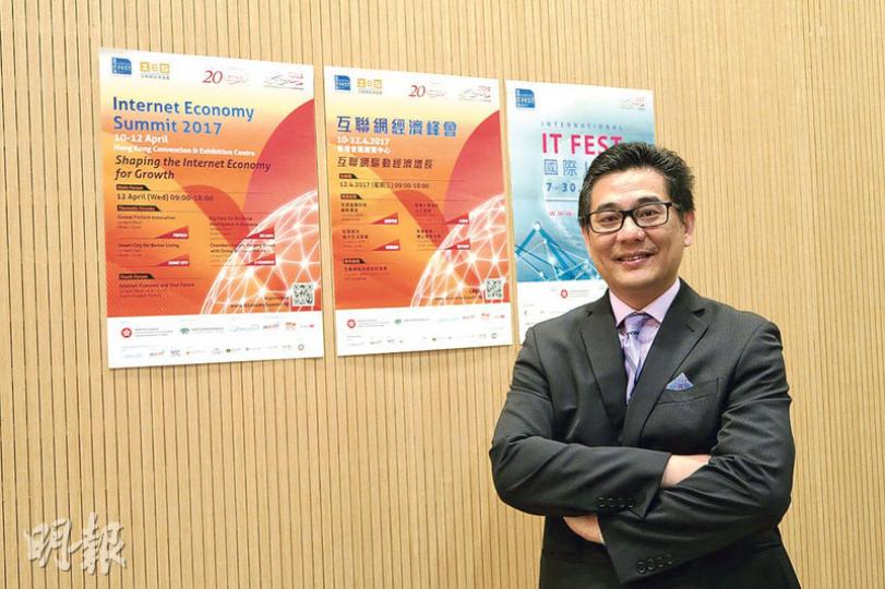 政府資訊科技總監楊德斌透露，今屆ICT Awards已改善指引，不再容許眾籌等同已出貨，但檢視現行機制時亦希望不扼殺參加者的創作空間。他又估計今日起一連3日舉行的「互聯網經濟峰會」可吸引5000人次參與，其中青年論壇將有本地創業家與學生分享創業故事。（岑詠欣攝）