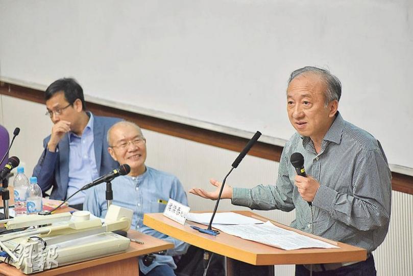 TSA取態南轅北轍的中大教育心理學卓敏講座教授侯傑泰（右）、中大教育行政與政策學系客座教授曾榮光（中），以及教育界立法會議員葉建源（左）罕有同場討論TSA。曾榮光援引外國例子和發表意見後，遭侯傑泰指「沒有看書，看書不看全部」，解釋一番後，葉建源又質疑侯為何不正面回應問題，全程唇槍舌劍。（黃志東攝）