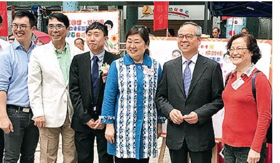 工聯會立法會議員何啟明（左一）同黃國健（左二）位於樂富橫頭磡嘅聯合辦事處開張，民政事務局長劉江華（右二）同工聯會會長林淑儀（右一）都有出席開幕禮。（楊康琪攝）