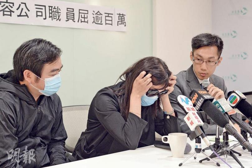 S小姐（中）前年8月起在Spa Collection購買了10多萬元療程，質疑該公司銷售手法有問題，遂向民主黨求助。右為民主黨消費者權益政策副發言人袁海文。（鍾林枝攝）