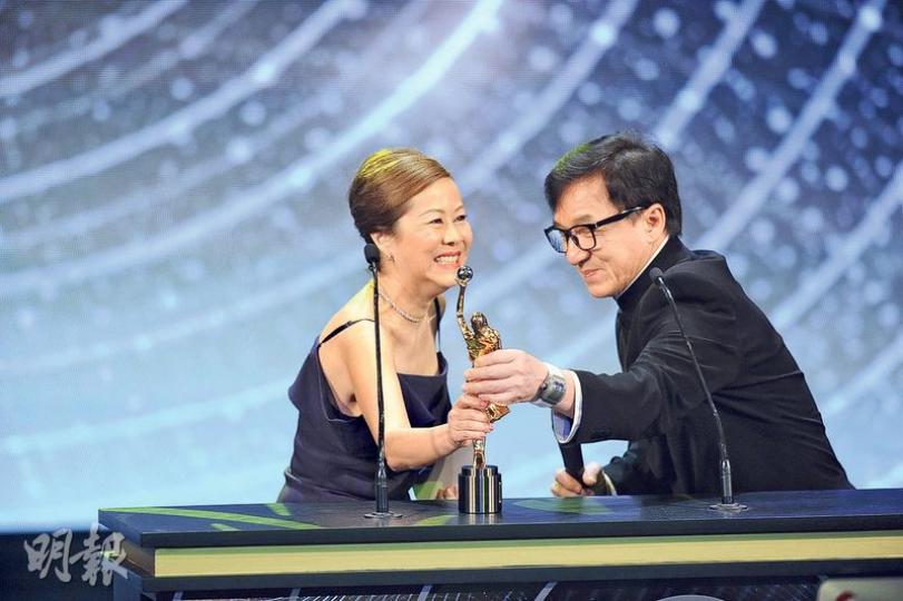 芳艷芬女兒楊世芳代表媽媽從成龍手上領取「終身成就獎」。（攝影：娛樂組）