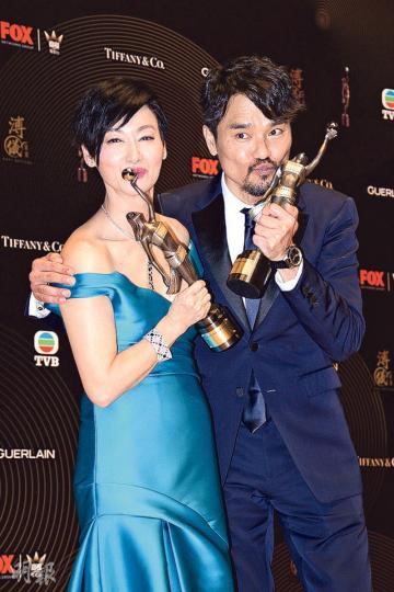 出爐影后惠英紅與影帝林家棟開心吻獎座。（攝影：娛樂組）惠英紅憑《幸運是我》獲影后，領獎時憶起亡母激動爆喊。（攝影：娛樂組）林家棟首奪金像獎影帝心情激動，熱淚盈眶。（攝影：娛樂組）曾志偉拿着「最佳男配角」獎座開心到跳起。（攝影：娛樂組）電影《樹大招風》奪得「最佳電影」合共5個獎，成為大贏家，一眾台前幕後曬獎。（攝影：娛樂組）金燕玲第4度奪得「最佳女配角」，她喜極而泣多謝女兒。（攝影：娛樂組）黎明頒影帝在台上笑言每年都派大信封，看誰最標青。（攝影：娛樂組）《點五步》的胡子彤率先奪「最佳新演員」。（攝
