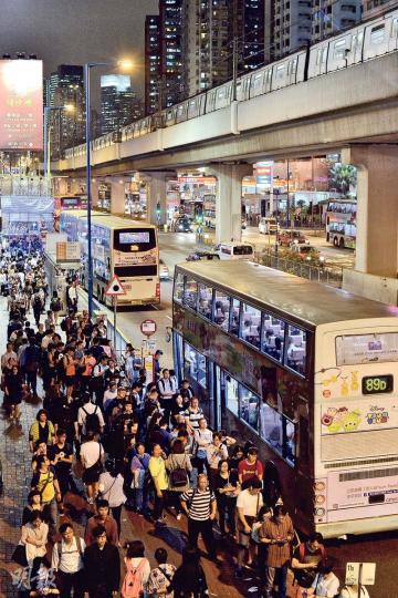 港鐵觀塘線列車服務受阻期間正值放工繁忙時段,大批市民到觀塘道改乘巴士及小巴等,街道上一度水泄不通。(馮凱鍵攝)有人沿路軌走回月台後感不適,需救護人員協助。(鍾林枝攝) 港鐵觀塘線列車服務受阻期間正值放工繁忙時段,大批市民到觀塘道改乘巴士及小巴等,街道上一度水泄不通。(馮凱鍵攝)有人沿路軌走回月台後感不適,需救護人員協助。(鍾林枝攝)